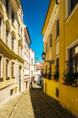 Bratislava, Slovakya için geleneksel yapılar ile bir sokak.