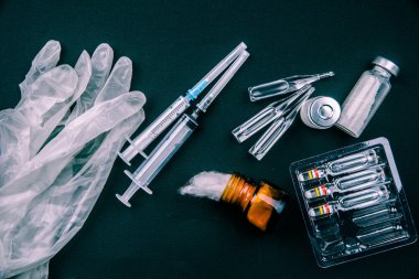 Tıbbi nesneleri natürmort yukarıda da görüleceği.