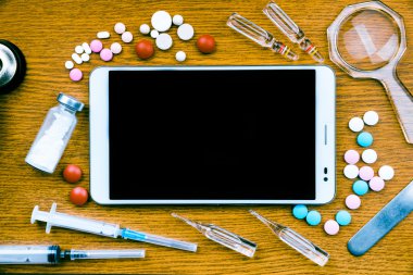 Tablet PC masa üzerinde tıbbi nesnelerle