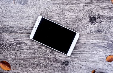 Beyaz modern tablet pc ile sonbahar yaprakları ile rustik klasik ahşap arka plan boş boş ekran.