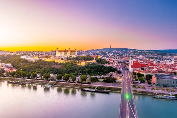 Noční pohled z centra města Bratislava — Stock fotografie