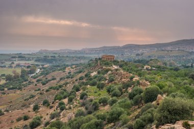 Sicilya bölgesindeki Agrigento tapınaklarda Vadisi nde Günbatımı