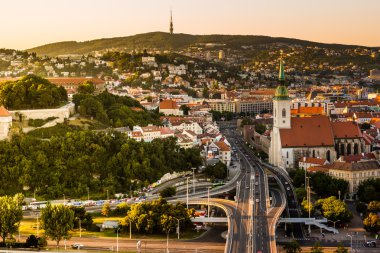 Bratislava şehir merkezinin gece görünümü