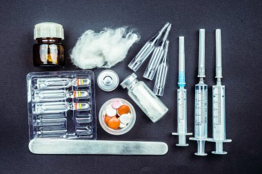 Tıbbi nesneleri natürmort yukarıda da görüleceği.