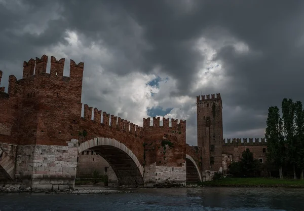 Ponte de pedra medieval Ponte Scaligero — Fotografia de Stock