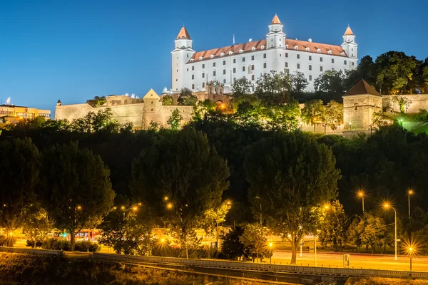 Nachtansicht der Burg Bratislava in der Hauptstadt der Slowakischen Republik. — Stockfoto