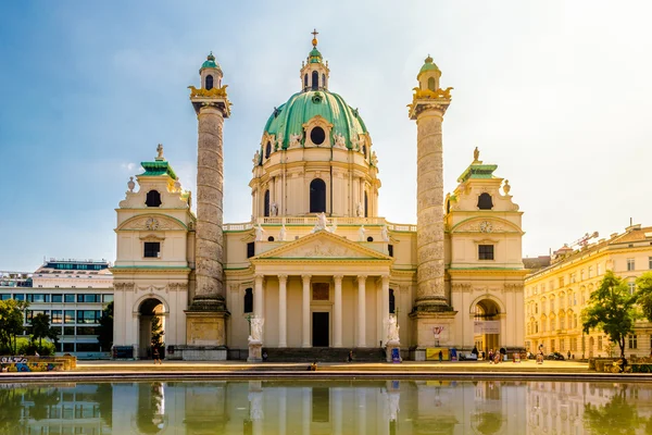 Gyönyörű kilátás nyílik a híres Szent Charless templom — Stock Fotó