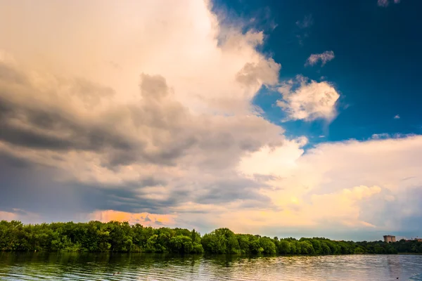 Bellissimo paesaggio naturale al tramonto — Foto Stock