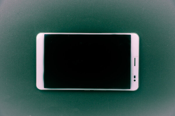 Офисный стол с настольным компьютером
