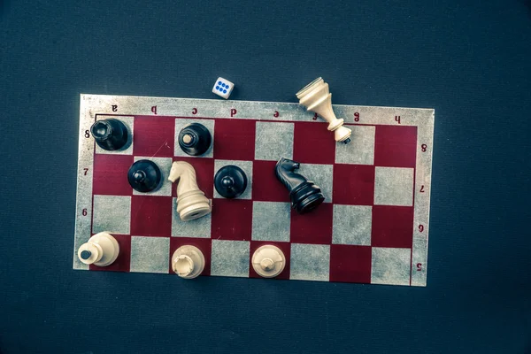 Berbagai permainan papan dan figur di atas papan catur — Stok Foto
