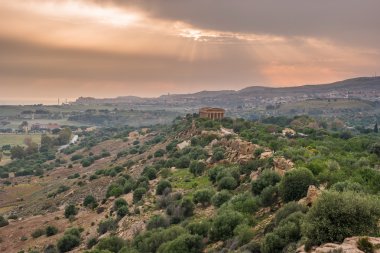 Sicilya bölgesindeki Agrigento tapınaklarda Vadisi nde Günbatımı