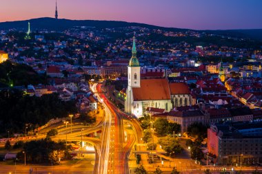 Bratislava şehir merkezinin gece görünümü