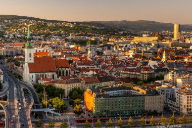 Bratislava şehir merkezinin gece görünümü
