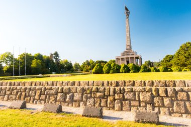 Slavin - Abide ve Sovyet ordusu askerleri için mezarlığı