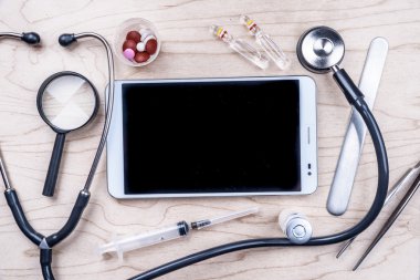 Tablet PC masa üzerinde tıbbi nesnelerle
