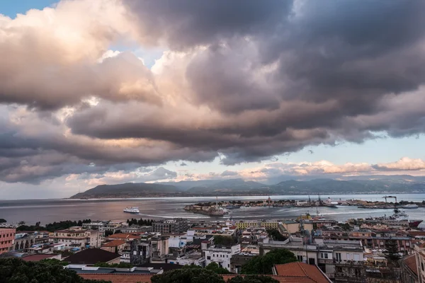 O porto de Messina, na Sicília — Fotografia de Stock