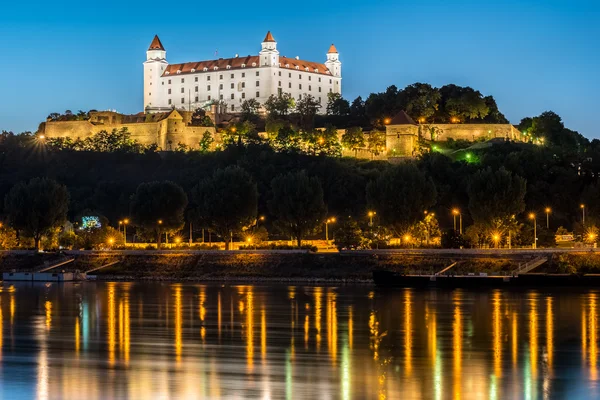 Nachtansicht der Burg Bratislava in der Hauptstadt der Slowakischen Republik. — Stockfoto