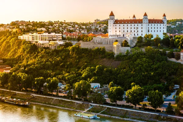 Bratislavský hrad v hlavním městě Slovenské republiky. — Stock fotografie