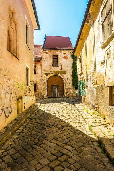 Una calle con edificios tradicionales en Bratislava, Eslovaquia . — Foto de Stock