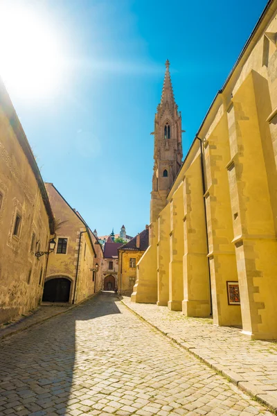 Una calle con edificios tradicionales en Bratislava, Eslovaquia . — Foto de Stock