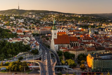 Bratislava şehir merkezinin gece görünümü