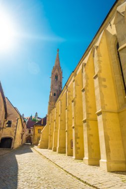 Bratislava, Slovakya için geleneksel yapılar ile bir sokak.