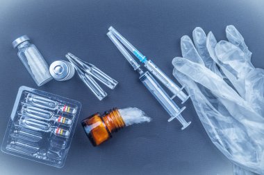 Tıbbi nesneleri natürmort yukarıda da görüleceği.