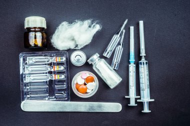 Tıbbi nesneleri natürmort yukarıda da görüleceği.