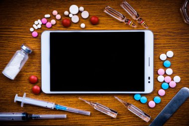 Tablet PC masa üzerinde tıbbi nesnelerle