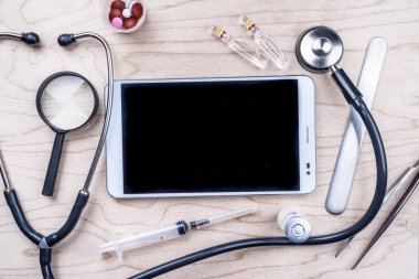 Tablet PC masa üzerinde tıbbi nesnelerle