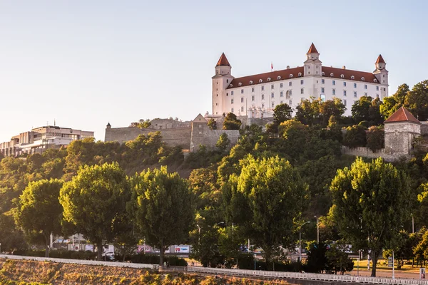 Castillo de Bratislava en la capital de la República Eslovaca . —  Fotos de Stock