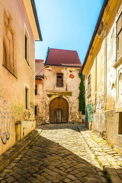 Una calle con edificios tradicionales en Bratislava, Eslovaquia . — Foto de Stock