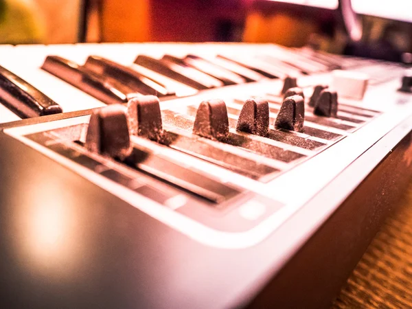 Tastatur eines Synthesizers mit Schiebereglern. — Stockfoto