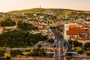 Bratislava şehir merkezinin gece görünümü