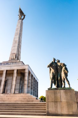 Slavin - Abide ve Sovyet ordusu askerleri için mezarlığı