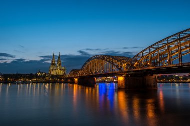 Gün batımı görünümü Hohenzollern köprü ve Köln Katedrali,