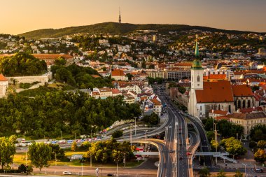 Bratislava şehir merkezinin gece görünümü