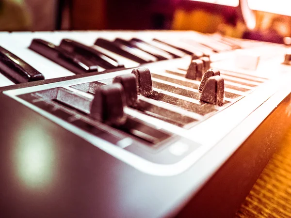 Tastatur eines Synthesizers mit Schiebereglern. — Stockfoto