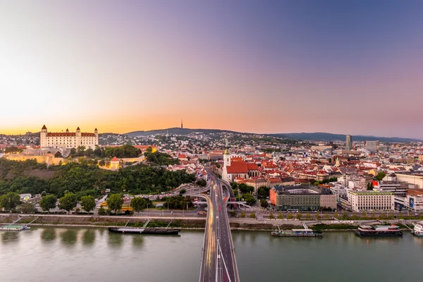 Nachtaufnahme des Stadtzentrums von Bratislava — Stockfoto