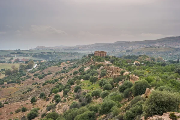 Pôr do sol no Vale dos templos em Agrigento, na Sicília — Fotografia de Stock