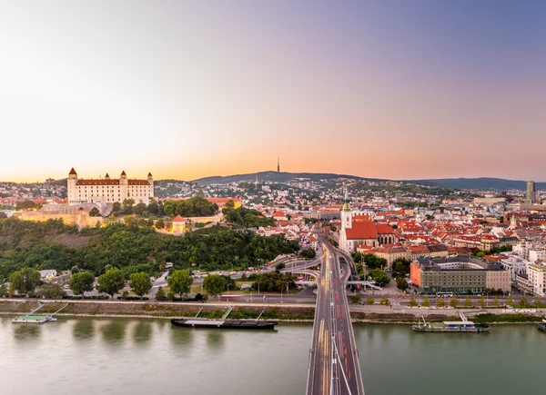 Noční pohled z centra města Bratislava — Stock fotografie