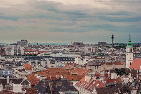 Luchtfoto uitzicht over de daken van Wenen — Stockfoto
