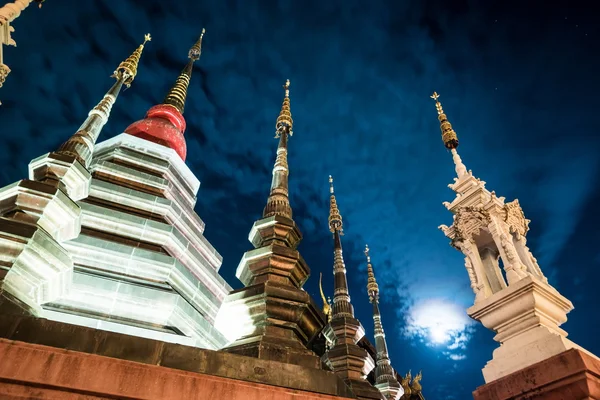 Vista nocturna de un templo en Chiang Mai, Tailandia — Foto de Stock
