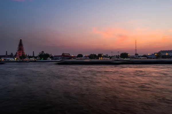 Templo Wat Arun, puesta del sol - Bangkok — Foto de Stock