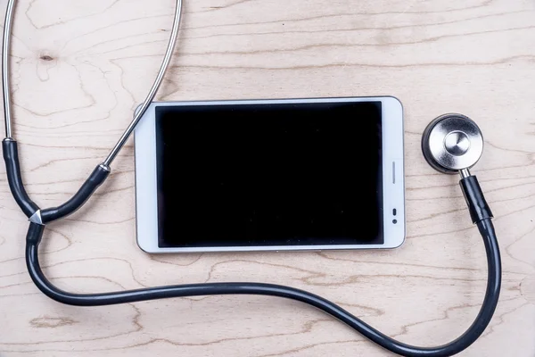 Tablet pc met medische objecten op een bureau — Stockfoto