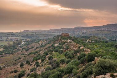 Sicilya bölgesindeki Agrigento tapınaklarda Vadisi nde Günbatımı