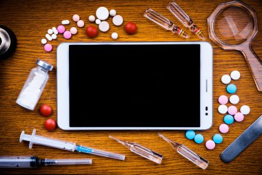 Tablet PC masa üzerinde tıbbi nesnelerle