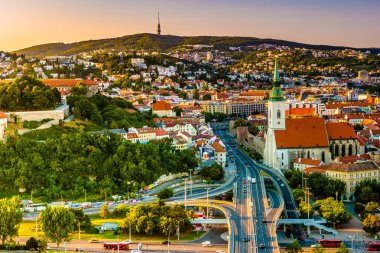 Bratislava şehir merkezinin gece görünümü