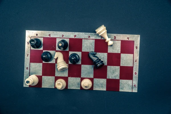 暗い背景にチェス盤. — ストック写真
