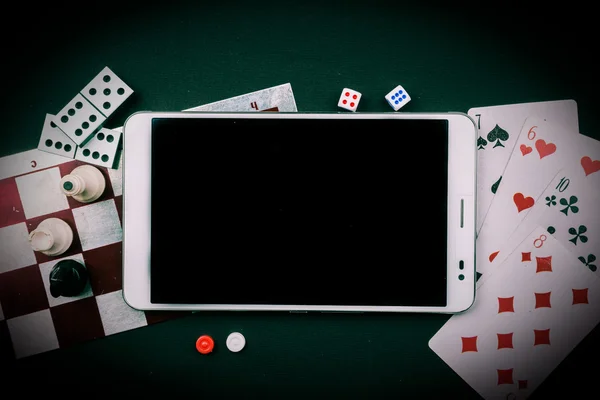 Verschiedene Brettspiele mit Tablet-PC. — Stockfoto